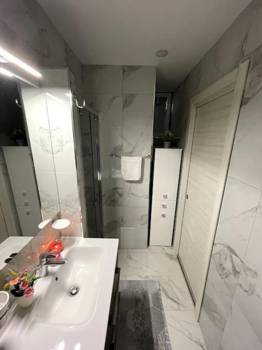 White House Spacca Napoli Экстерьер фото