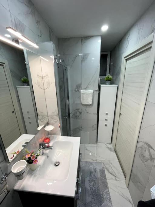 White House Spacca Napoli Экстерьер фото