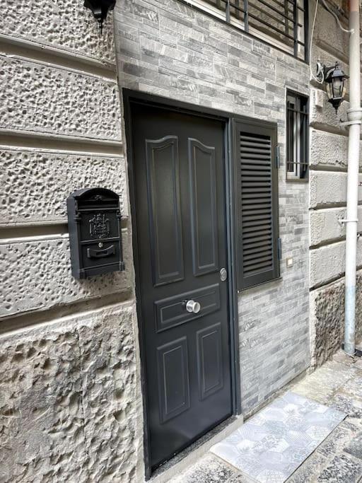 White House Spacca Napoli Экстерьер фото